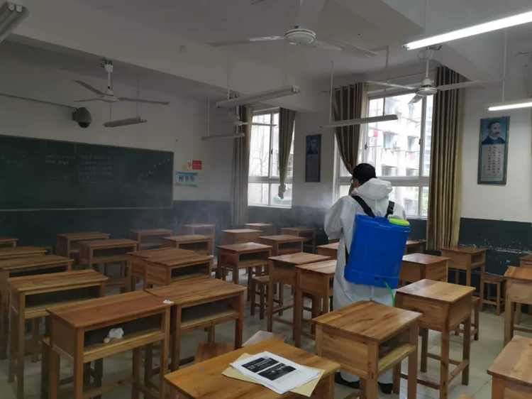 红十字瓷都救援队开展校园防疫消杀