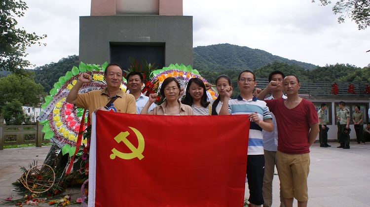 重温入党誓词，践行“两学一做”