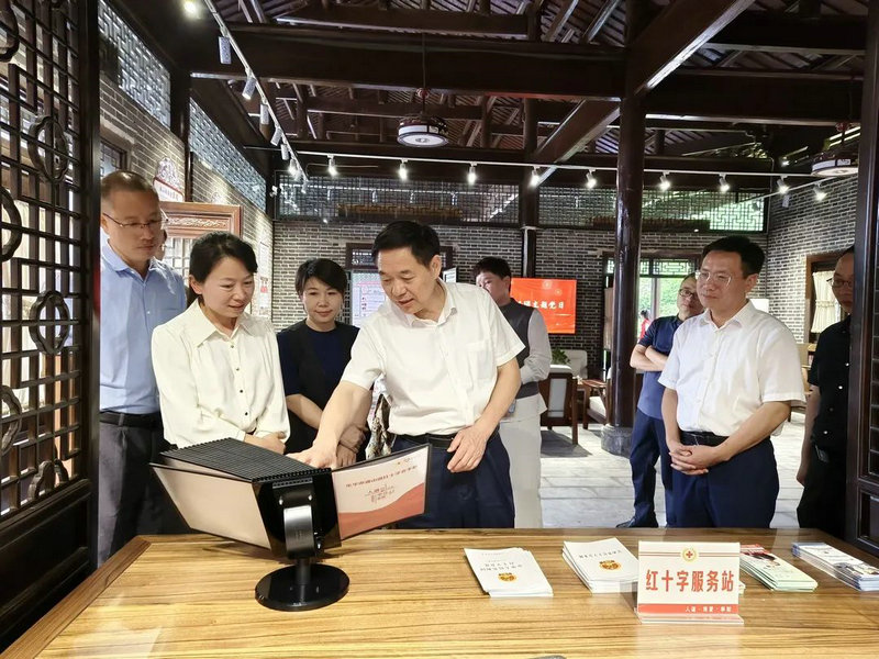 省红十字会党组书记、常务副会长龚建辉一行来景调研