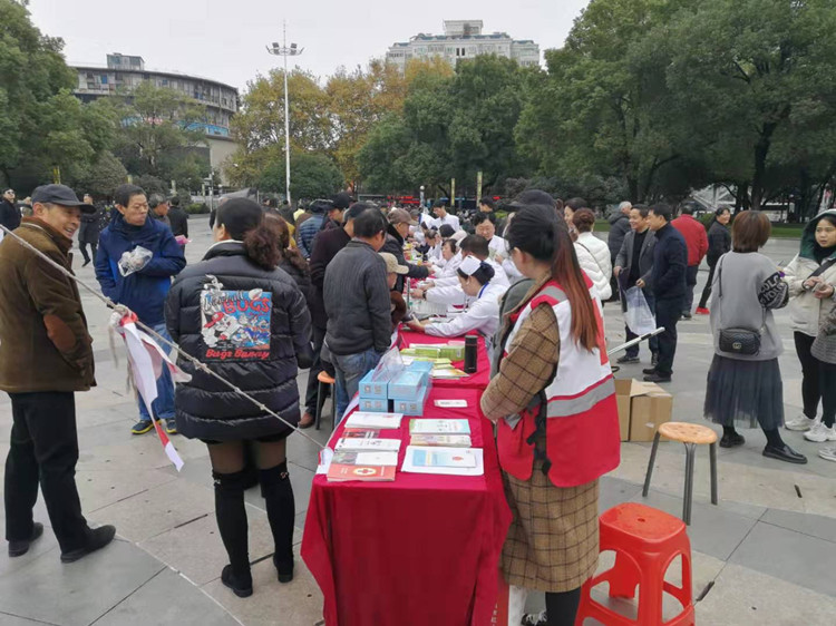社区动员同防艾，健康中国我行动——景德镇市红十字会开展第32个“世界艾滋病日”宣传活动