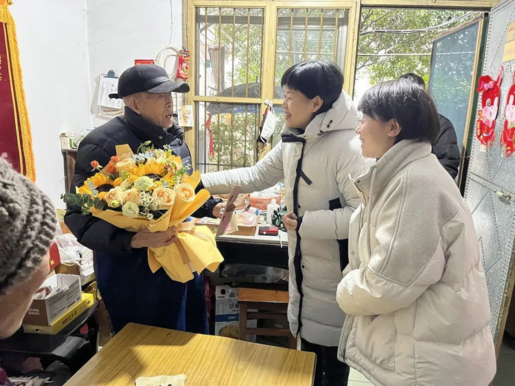 市领导看望慰问爱心志愿者