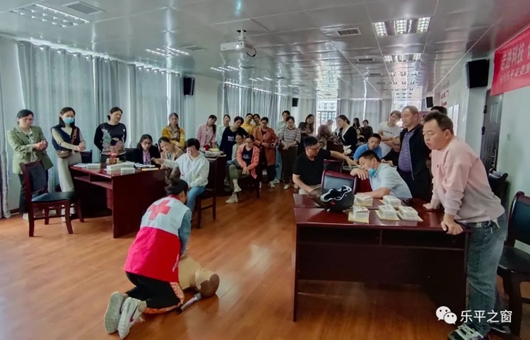 【“救”在身边】理论加演练，老师变学生，乐平市红十字应急救护培训走进校园