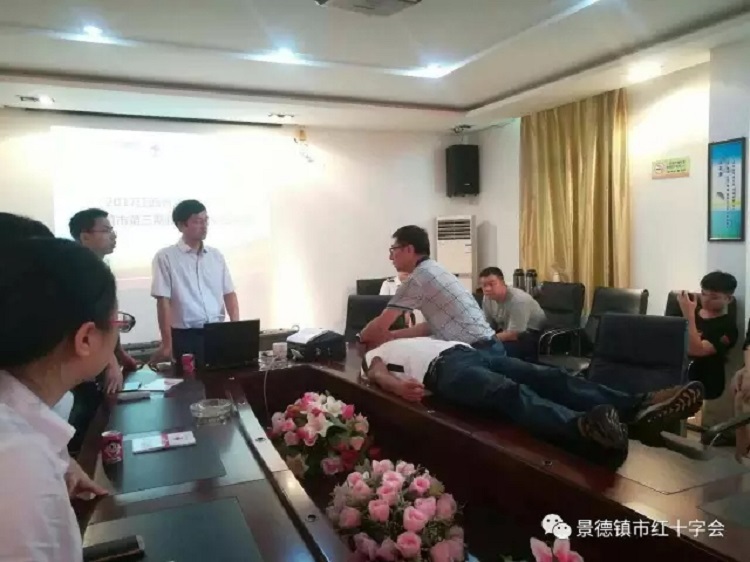 市红十字会为景德镇机场工作人员开展应急救护培训