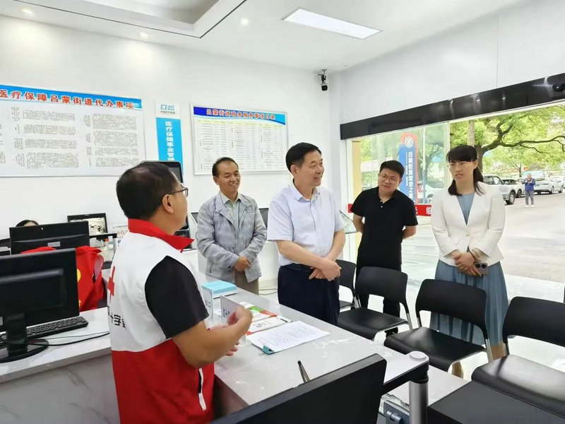 省红十字会党组书记、常务副会长龚建辉一行来景调研