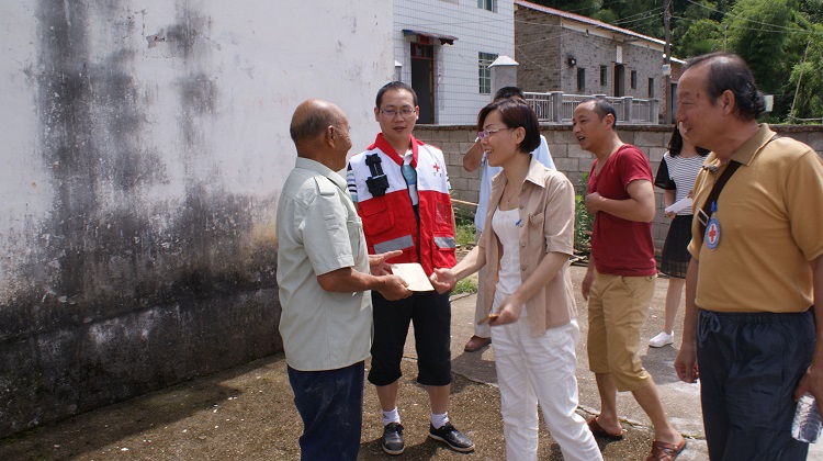 重温入党誓词，践行“两学一做”