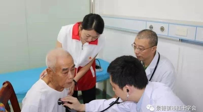 红十字会主题教育有特色——市红十字会组织上海长海医院专家来景开展义诊筛查活动