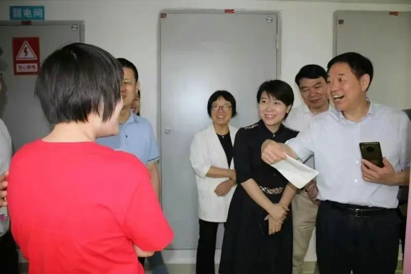省红十字会党组书记、常务副会长龚建辉一行来景调研