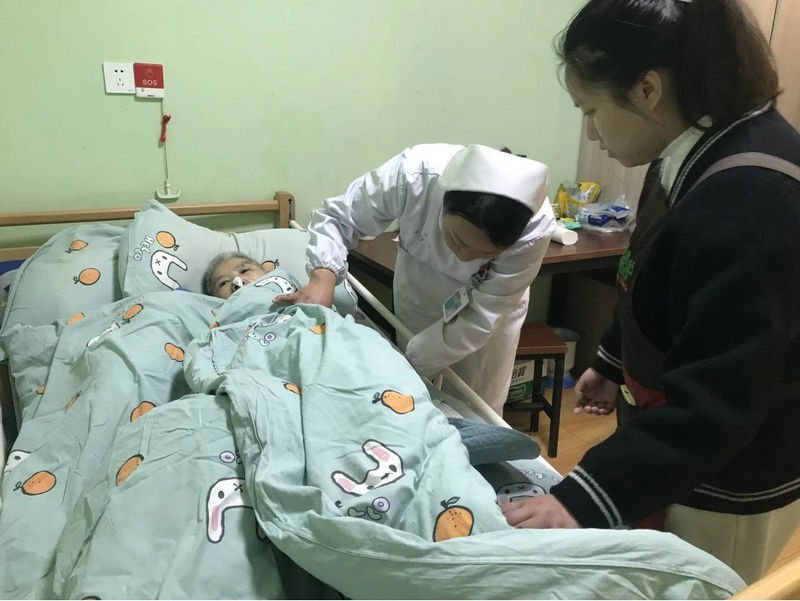 我市南丁格尔志愿服务队开展“学雷锋日”活动