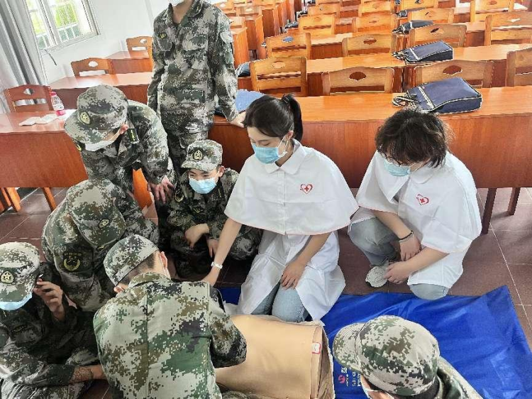 关爱护生 “救”在身边 ------市二院南丁格尔志愿者在行动