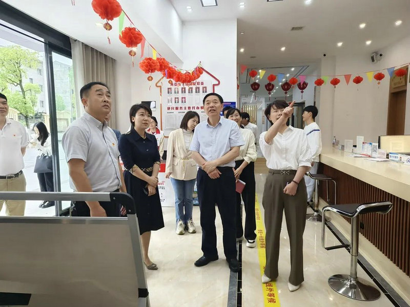 省红十字会党组书记、常务副会长龚建辉一行来景调研