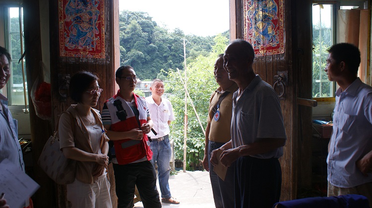 重温入党誓词，践行“两学一做”