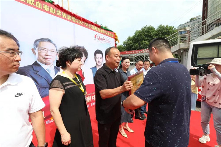 献血、让世界继续跳动——景德镇市红十字会积极开展第18个“世界献血者日”宣传活动