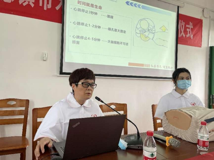 关爱护生 “救”在身边 ------市二院南丁格尔志愿者在行动