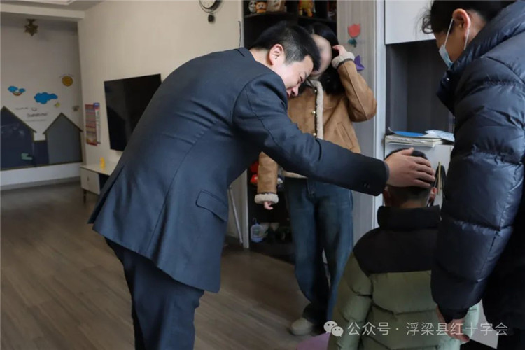 浮梁县红十字会开展“红十字博爱送万家”活动